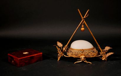 null Lot :

- Gilt metal and frosted glass nest-shaped sewing kit, 19th c.

H : 18,5...