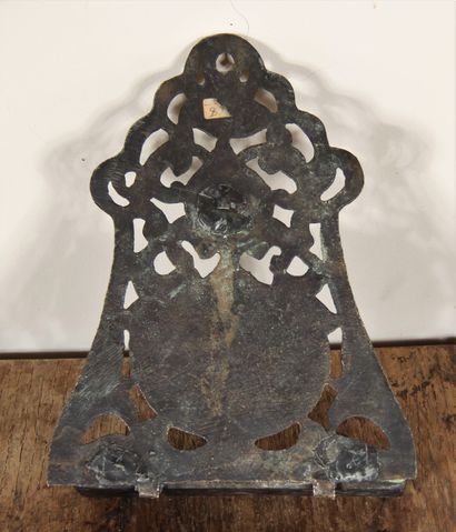 null Deux hanoukia et une lampe à huile en bronze

H : 20-22 et 58 cm.