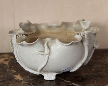 null White porcelain poly-lobed bowl with branches in relief, China

H: 11 D: 20...