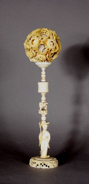 null An ivory Canton ball, with openwork decoration of dragons and small mobile balls,...