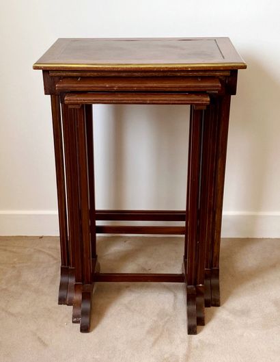 null Four mahogany nesting tables with brass framing

H : 74 W : 52 D : 36 cm. (accidents,...