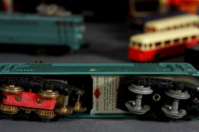 null Lot including:

- a Horby train in its box in bad condition with a car, a tender,...