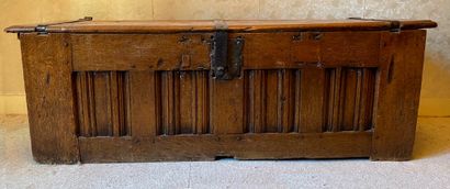 null Rectangular natural wood chest with napkin folds, metal clasps, antique elements

H:...