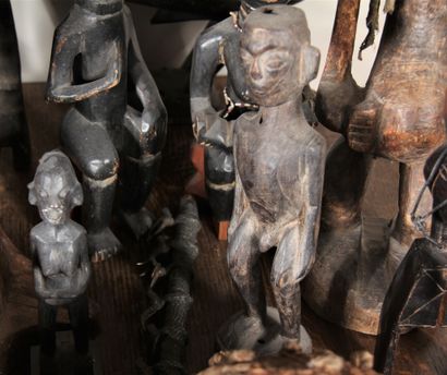 null Ensemble d'objets, masques et statuettes en métal et bois naturel d'Afrique