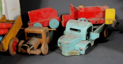 null Lot :

- 3 véhicules en bois dont un avec remorque (50 cm pour le plus long)

-...
