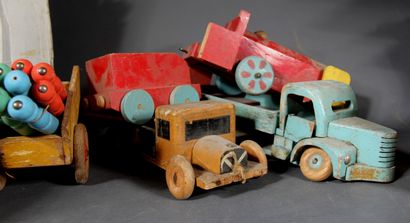 null Lot :

- 3 wooden vehicles, one with a trailer (50 cm for the longest)

- a...