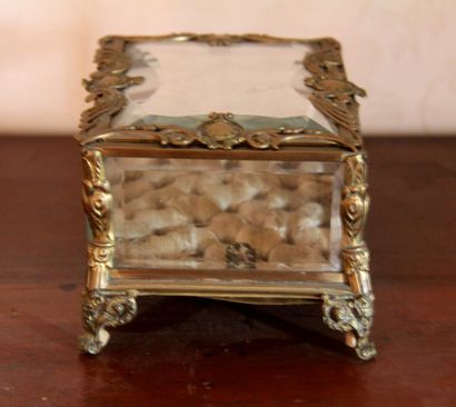 null Brass quadripod jewelry box with beveled glass walls.

H: 10.5 W: 16 ¨D: 13.5...