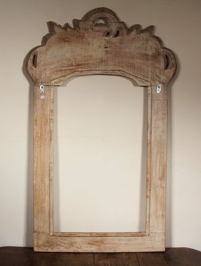 null White lacquered cut-out wood mirror frame

151 x 90 cm.