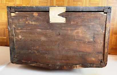 null Commode en bois de placage à trois tiroirs sur trois rangs, XVIIIème s.

H :...