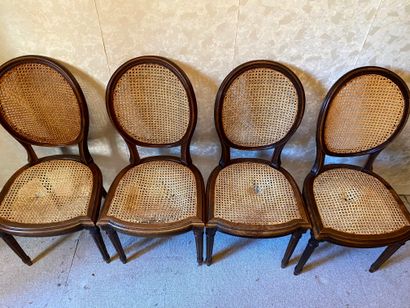 null *Six chaises cabriolets cannées à dossier médaillon en bois naturel, style Louis...