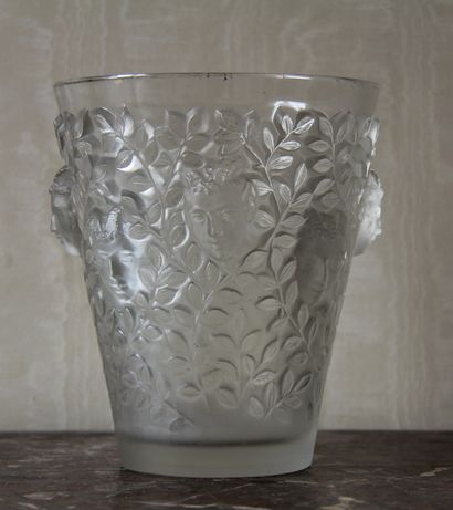 null LALIQUE

A moulded glass vase decorated with women's masks on a foliage background

H...