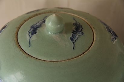 null Pair of celadon ceramic pots with blue characters, China

H : 32 cm. (cracked,...
