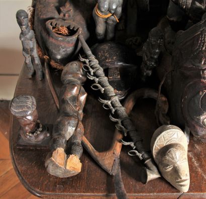 null Set of objects, masks and statuettes in metal and natural wood from Africa