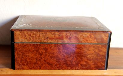 null A Napoleon III period jewellery box, round veneer and brass marquetry

H : 12...
