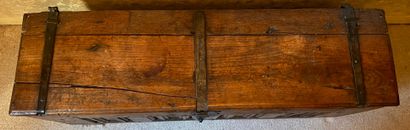 null Rectangular natural wood chest with napkin folds, metal clasps, antique elements

H:...