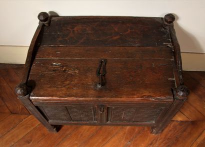 null Natural wood chest

H : 59 W : 71 D : 47 cm. (wear, accidents, missing part...