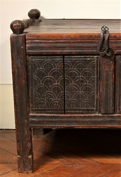 null Natural wood chest

H : 59 W : 71 D : 47 cm. (wear, accidents, missing part...