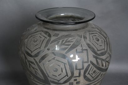 null *Vase balustre à ouverture élargie en verre transparent et givré gravé de rayures...