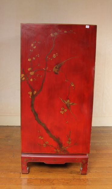 null Buffet en bois laqué rouge, Chine moderne à décor de branchages et oiseaux dorés

H...