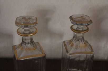 null Service à liqueur en verre transparent et liseret doré comprenant quatre carafes...