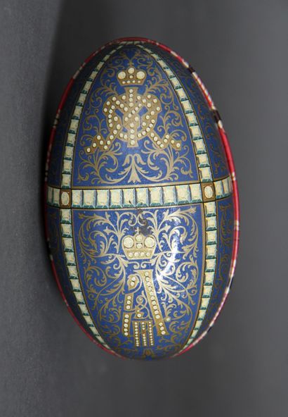 null *Boite ovale en métal à décor imprimé polychrome imitant un œuf de Fabergé

L...