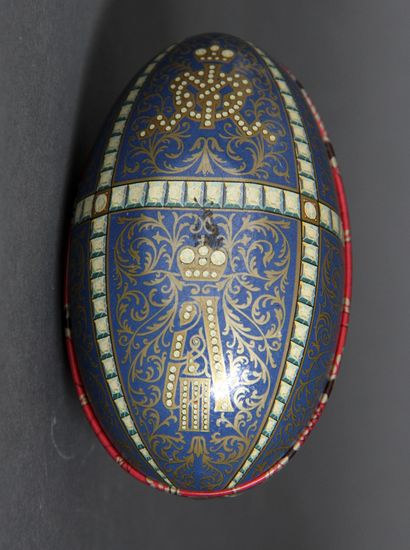 null *Boite ovale en métal à décor imprimé polychrome imitant un œuf de Fabergé

L...