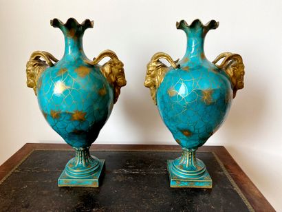 null Paire de vases balustres sur piédouche en porcelaine à glaçure bleue et dorée...