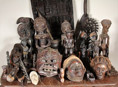null Ensemble d'objets, masques et statuettes en métal et bois naturel d'Afrique