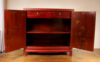 null Buffet en bois laqué rouge, Chine moderne à décor de branchages et oiseaux dorés

H...