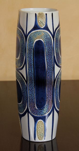 null ROYAL COPENHAGUE

Vase tubulaire en porcelaine à décor de frises verticales...