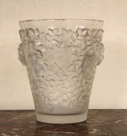 null LALIQUE

Vase en verre moulé à décor de masques de femme sur fond de feuillage

H...