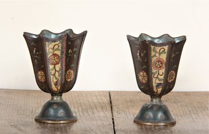 null Paire de vases sur pied coniques en métal cloisonné, Chine XIXème s.

H : 14...
