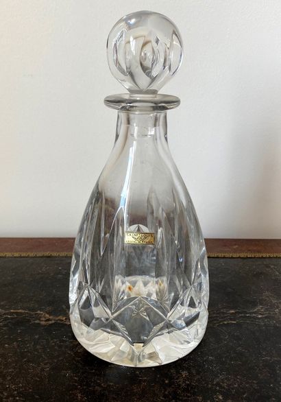 null SAINT LOUIS

Carafe in cut crystal

H : 25 cm. (slight chip on the lip)