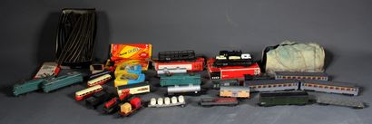 null Lot including:

- a Horby train in its box in bad condition with a car, a tender,...
