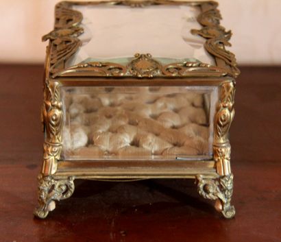 null Brass quadripod jewelry box with beveled glass walls.

H: 10.5 W: 16 ¨D: 13.5...