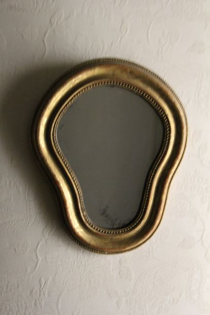 null A small giltwood mirror engraved with foliage

33 x 27 cm.