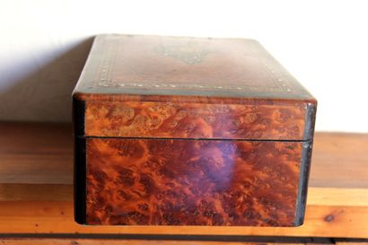 null A Napoleon III period jewellery box, round veneer and brass marquetry

H : 12...