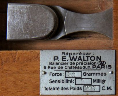 null P.E. WALTON

Trébuchet dans son coffret en bois naturel