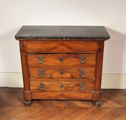 null Small walnut chest of drawers with four drawers, black marble top

H : 84 W...