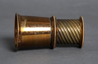 null Small brass spyglass

L : 5,3 to 8,2 cm. (wears, scratches)