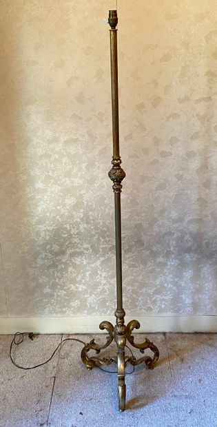 null Tripod floor lamp in gilded metal

H: 145 cm. (rust)