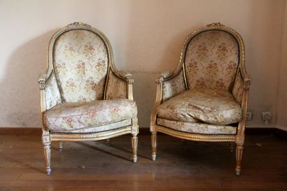 null A pair of Louis XVI style gilt and grey lacquered wood cabriolets

H : 104 W...