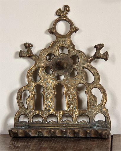 null Deux hanoukia et une lampe à huile en bronze

H : 20-22 et 58 cm.