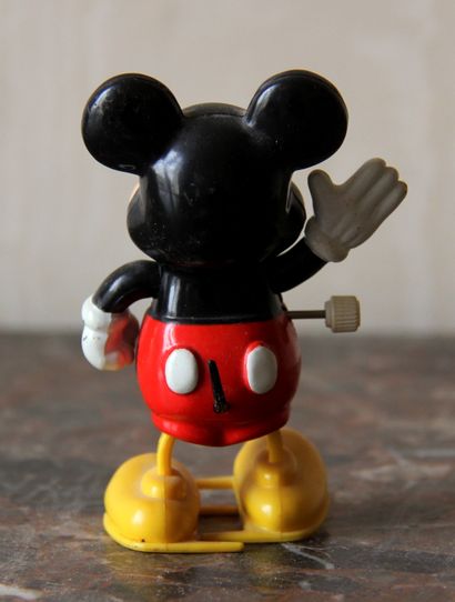 null WALT DYSNEY Production - TOMY made in China

Mickey walking

Polychrome plastic...