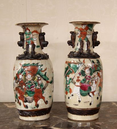 null Paire de vases en faïence à décor de guerriers, Nankin

H : 24,5 cm. (intérieur...
