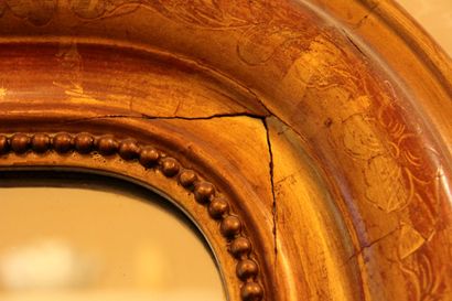 null Glace rectangulaire à coins arrondis en bois stuqué doré.

160 x 105 cm. (fentes,...