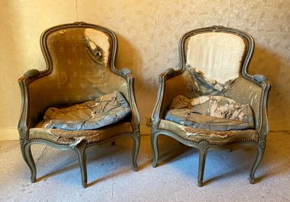 null Pair of cabriolet bergères in grey lacquered wood carved with flowers, five...