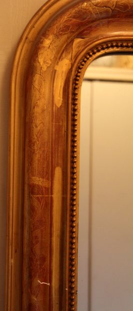 null Glace rectangulaire à coins arrondis en bois stuqué doré.

160 x 105 cm. (fentes,...