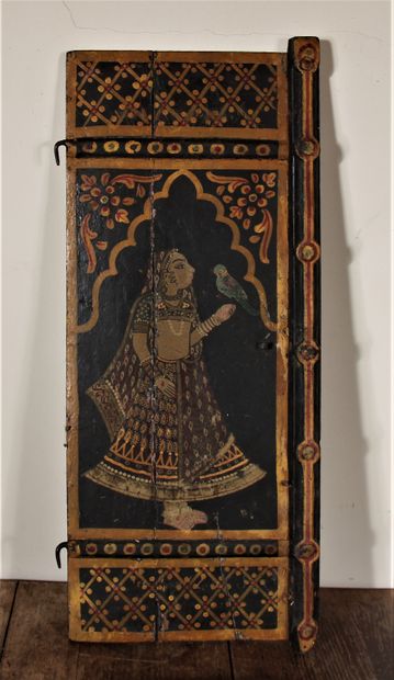 null Deux panneaux de porte en bois polychrome à décor d'indiens

69 x 25 cm.