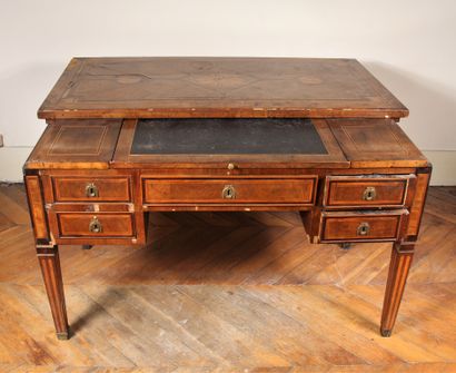 null Mahogany veneered flat desk inlaid with fillets, Louis XVI style

H : 77 W :...
